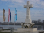 Križ na Dunavu, postavljen je na spomen palim žrtvama za slobodnu Hrvatsku.

 - Boksački klub Sveti Duje Split
