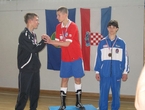 Na pobjedničkom postolju gledajući s lijeva prema desno u kategoriji do 57 kg: Mario Videlko (srebrena medalja, "BK Radnički" - Slavonski Brod), Marko Zeljko (zlatna medalja, "BK Sesvete" - Sesvete), Marin Šešić (brončana medalja, "BK SV.Duje" - Split). Nacionalno prvenstvo Hrvatske za kadete od 07. do 10. travnja 2010. godine u Sesvetama.  - Boksački klub Sveti Duje Split